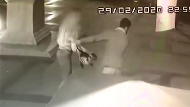 Antalya'da bir kadının karşısındaki kişiyi darbetmesi güvenlik kamerasına yansıdı