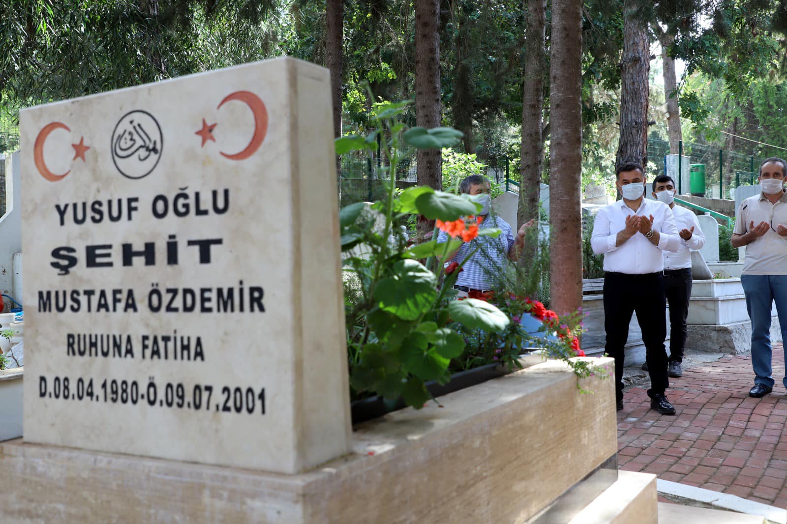 Başkan Yücel, Şehit ve kimsesizler mezarlarını ziyaret etti