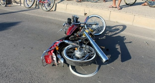 Alanya'da otomobilin çarptığı motosikletli yaralandı