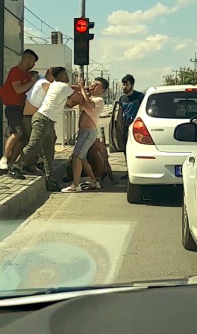 Antalya da trafikte tekme tokatlı kavga