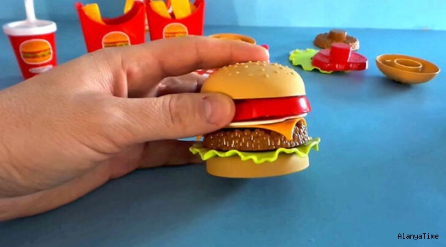 Çocuklar 'fast food' oyuncaklarından uzak tutulmalı!