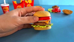 Çocuklar 'fast food' oyuncaklarından uzak tutulmalı!