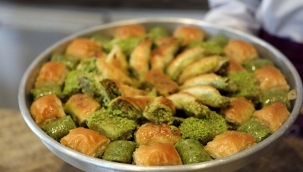 Baklava tartışması yeniden gündem oldu: Charlize Theron'a fıstıklı baklava tavsiyesi