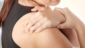 Günlük hayatı etkileyen donuk omuz sendromunun belirtileri