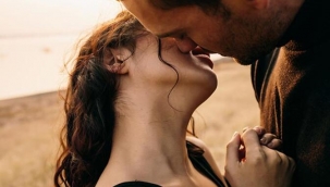 Neden öpüşürken sağa doğru eğiliriz?