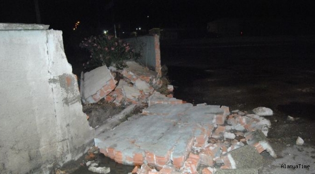 İzmir'de şiddetli yağış ve rüzgar: Beton duvarlar yıkıldı