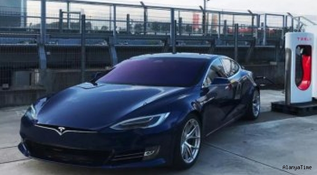Tesla, Arabalarına Bir Sıra Dışı Özellik Daha Katmak İçin Kolları Sıvadı