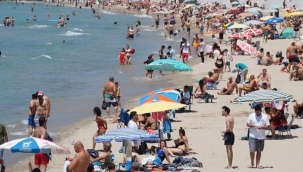 Antalya'da sıcaklar bunalttı! Sahillere akın ettiler