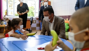 İLK DERS ZİLİNDE ÖĞRENCİLERE MUZ İKRAM EDİLDİ