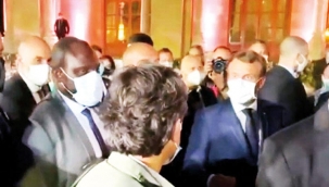 Macron gazeteciyi azarladı