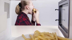 Sürekli aç hissetmenizin asıl nedeni buymuş!