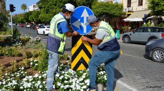 Alanya'da trafik levhası çalışması devam ediyor.