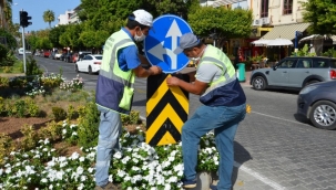 Alanya'da trafik levhası çalışması devam ediyor.