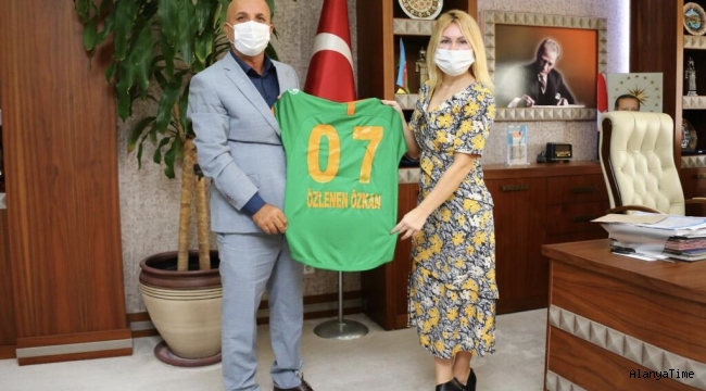 Alanyaspor Başkanı Hasan Çavuşoğlu, Akdeniz Üniversitesi Rektörü Prof. Dr. Özlenen Özkan'ı ziyaret etti.
