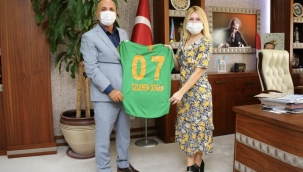 Alanyaspor Başkanı Hasan Çavuşoğlu, Akdeniz Üniversitesi Rektörü Prof. Dr. Özlenen Özkan'ı ziyaret etti.