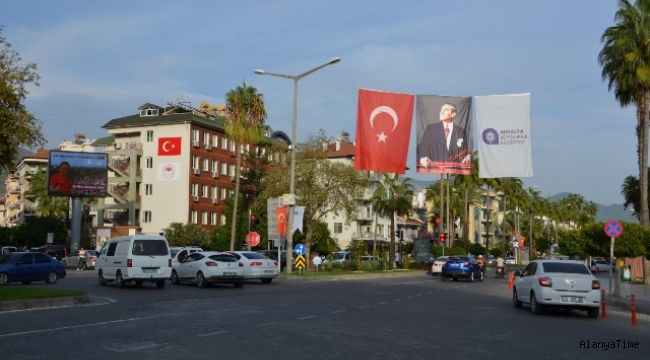 Antalya'nın dört bir yanı kırmızı beyaza büründü