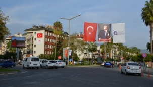 Antalya'nın dört bir yanı kırmızı beyaza büründü