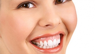 Gülerken diş eti görünmesi sorunu yaşayanlara; Ameliyatsız Gummy Smile tedavisi mümkün!