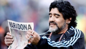 Arjantinli efsane futbolcu Diego Armando Maradona 60 yaşında yaşamını yitirdi.