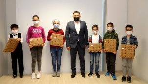 BAŞKAN YÜCEL KİTAP KURTLARINI AĞIRLADI