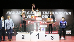 Büyükşehir'in e-spor turnuvası sona erdi Dereceye giren oyuncular ödüllerini aldı