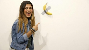 İtalyan sanatçı Maurizio Cattelan'ın duvara bantlanmış muz eseri 120 bin dolara satıldı.