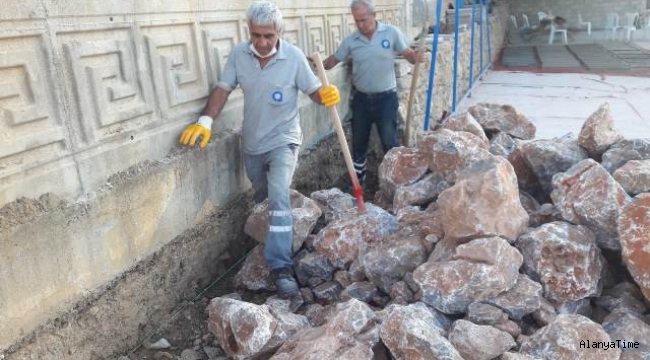 Mezarlıklarda kapsamlı temizlik çalışması sürüyor.