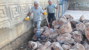 Mezarlıklarda kapsamlı temizlik çalışması sürüyor.
