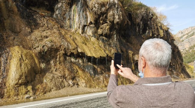 Tunceli'deki 'Ağlayan Kayalar' yoldan geçenlerin ilgi odağı oldu