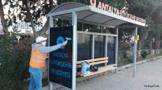 Alanya'da Otobüs durakları temizleniyor