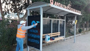 Alanya'da Otobüs durakları temizleniyor