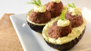 Avokado yatağında köfte tarifi