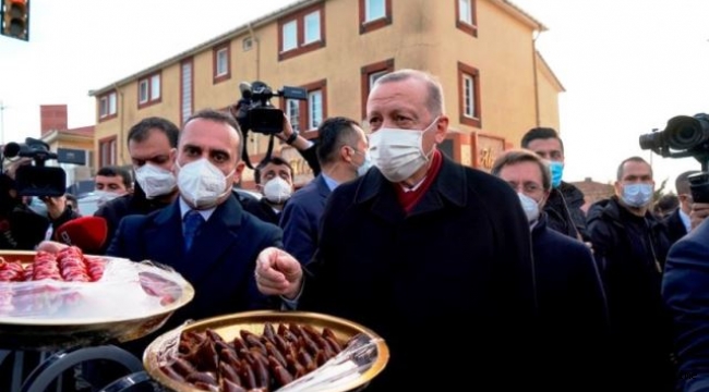 Cumhurbaşkanı Recep Tayyip Erdoğan, Cuma Namazı sonrası halka tatlı dağıttı. "bunu yiyin Covid'den kurtulun" dedi
