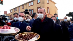 Cumhurbaşkanı Recep Tayyip Erdoğan, Cuma Namazı sonrası halka tatlı dağıttı. "bunu yiyin Covid'den kurtulun" dedi