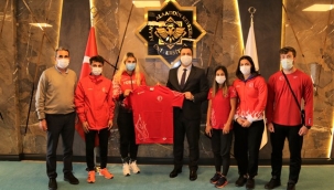 MİLLİ SPORCULARDAN REKTÖR KALAN'A ZİYARET