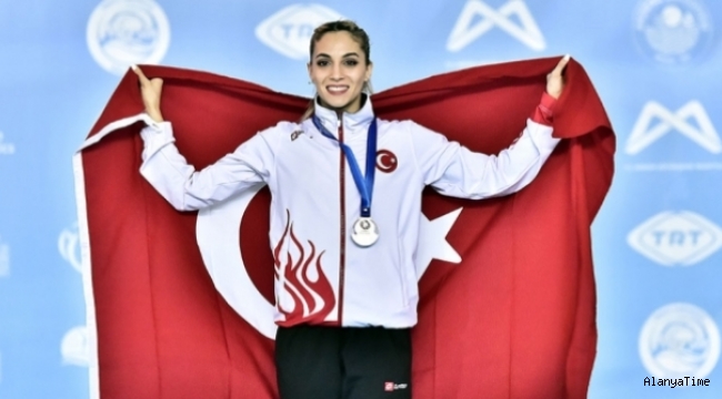 Milli yüzücü Merve Tuncel, dünya gençler rekorunun yeni sahibi oldu.