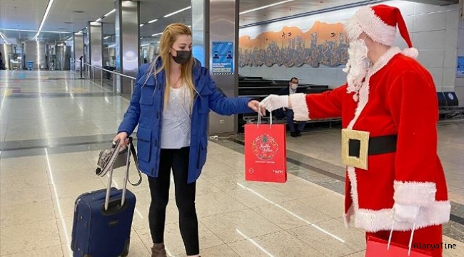 Sabiha Gökçen Havalimanı'nda, yurt dışından gelen yolculara hediye dağıtarak yeni yıl dileklerinde bulundu