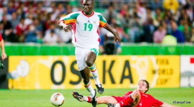 Senegal'in 'Dünya Kupası Kahramanı Papa Bouba Diop 42 yaşında öldü.