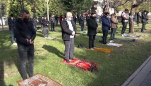 4 GÜNLÜK YASAKTA YILIN İLK CUMA NAMAZI CAMİLERDE SOSYAL MESAFE İLE AVLULARDA KILINDI