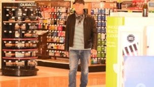 ABD'li aktör Bruce Willis, maske takmayı reddedince eczaneden çıkarıldı.