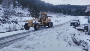 Alanya ve Gündoğmuş'ta karla kaplanan yolları açılıyor