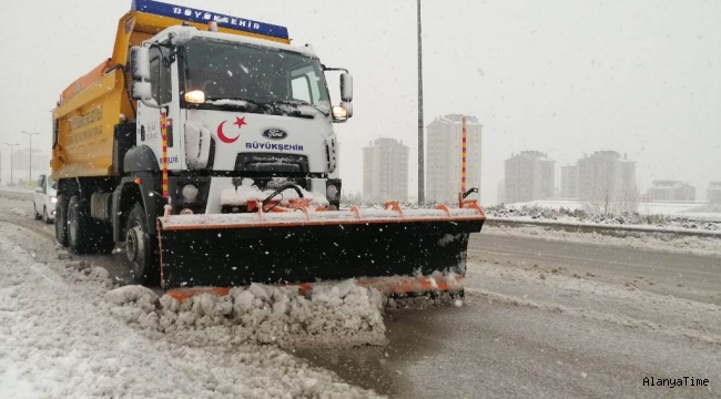 Ankara Büyükşehir Belediyesi'nin faaliyete aldığı 'Kar Takip' uygulamasını 24 saat içinde 205 bin kişi canlı takip etti.