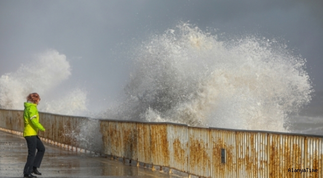 Antalya'da çıkan dev dalgalar  korkuttu