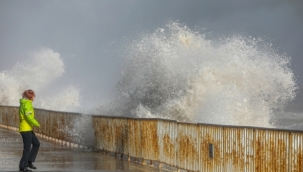 Antalya'da çıkan dev dalgalar  korkuttu