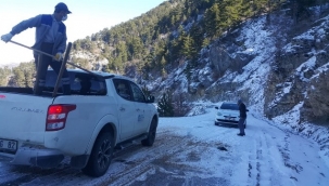 Buzlanan Taşatan Yolu'nda tuzlama yapıldı