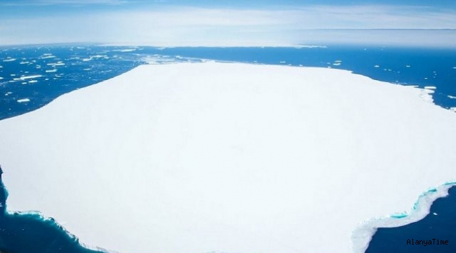 Güney Atlantik'te sürüklenen dünyanın en büyük buzdağından büyük bir parça daha koptu