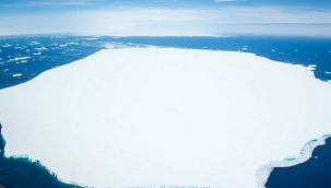 Güney Atlantik'te sürüklenen dünyanın en büyük buzdağından büyük bir parça daha koptu