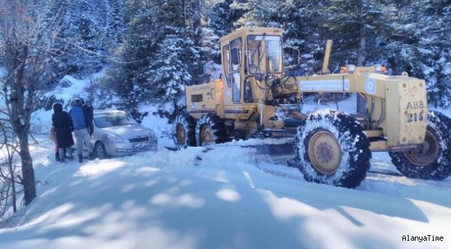 Alanya'da karla mücadele devam ediyor, Kar ve heyelandan kapanan yollar açıldı