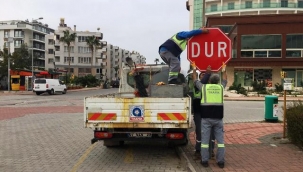 Alanya'da trafik levhaları tek tek elden geçiriliyor
