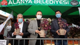 ANADOLU SELÇUKLU HÜKÜMDARI SULTAN ALADDİN KEYKUBAT'IN ALANYA'YI FETHİNİN 800. YILI ANISINA 3 BİN ÇİÇEK DAĞITIMI YAPILDI